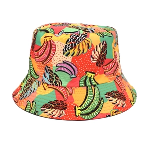 Detailaufnahme von Anglerhut mit Bananenmuster, präzisen Nähten und lebendigen tropischen Farben
