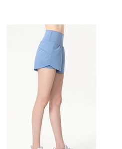 Détail du short de sport bleu clair avec perforations laser pour une meilleure aération