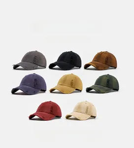 Détail montrant huit couleurs de casquettes en coton délavé avec bords effilochés