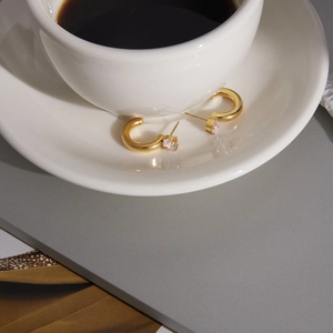 Klassische Ohrringe aus 18K vergoldetem Edelstahl mit runden Zirkonia-Steinen
