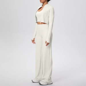 Détail de l'ensemble de sport avec passants de pouce et pantalon de yoga ample à taille haute