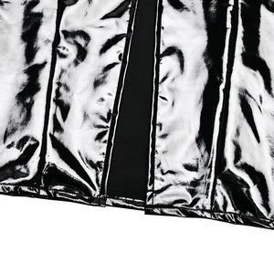 Détail du tissu en cuir PU argenté brillant avec panneaux latéraux noirs élastiques