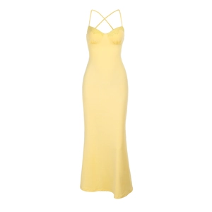 Détail de la robe longue jaune clair avec bordure en dentelle élégante sur le décolleté