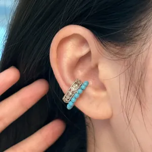 Manchette d'oreille argentée géométrique et boucle en perles turquoise femme