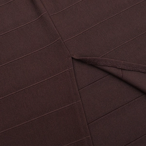 Gros plan détaillé du tricot marron foncé montrant la couture de fente et la texture