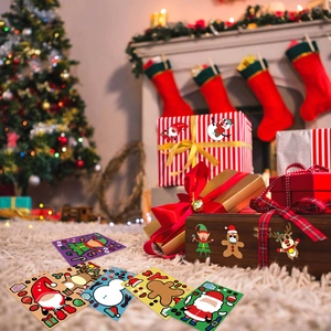 Étiquettes cadeaux de Noël avec motifs de Père Noël et renne près du sapin