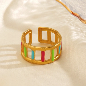 Anello aperto geometrico dorato con dettagli in smalto colorato e finitura vivace