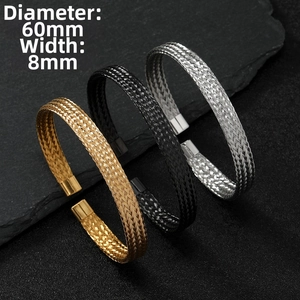 Dettaglio di bracciali intrecciati in acciaio al titanio nei colori oro, nero e argento