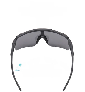 Detalle del sistema de guía de aire en gafas de ciclismo para reducir el viento