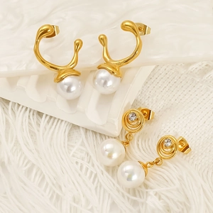 Set goldene Edelstahl-Ohrringe mit Perlen, Flüssigmetall-Design und Spiral-Ohrsteckern