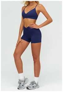 Dettaglio del set yoga blu navy con reggiseno a V e pantaloncini sportivi a vita alta