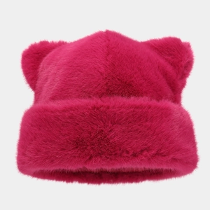 Vue détaillée du bonnet d'hiver à oreilles de chat en fausse fourrure rose vif