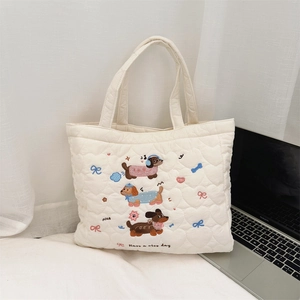 Détail du sac cabas matelassé avec broderie de chien et motif de cœur mignon