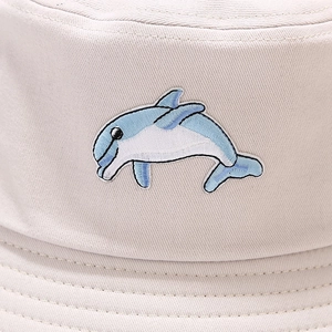 Gros plan sur la broderie dauphin bleu sur un chapeau bob en sergé de coton beige