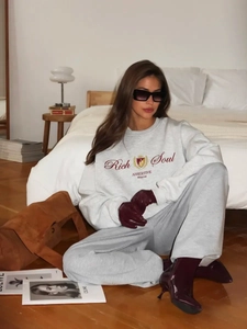 Λεπτομέρεια από γκρι oversize φούτερ με στάμπα 'Rich Soul' και ασορτί παντελόνι φόρμας