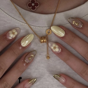 Faux Ongles à Presser Fleurs de Rose Dorées 3D Forme Amande Faux Ongles Portables pour Femmes Ongles en Résine Brillante Avec Motif Floral en Relief