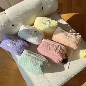 Collezione dettagliata di beauty case trapuntati a cuore in sei colori pastello