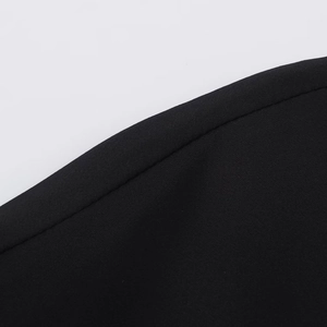 Gros plan détaillé montrant la texture du tissu noir et les coutures de précision