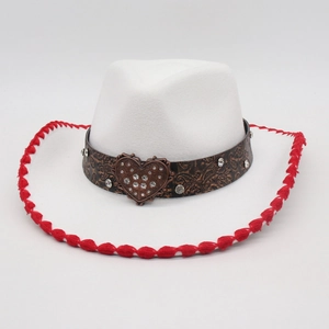 Cappello da cowboy crema con bordo cucito rosso e fibbia vintage a cuore con strass