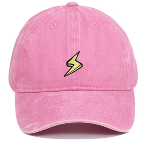Dettaglio del ricamo a fulmine giallo su cappello da baseball in cotone rosa lavato