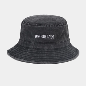 Détail de la broderie Brooklyn sur chapeau bob en denim délavé avec bordure renforcée