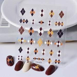 Herbstliche Nagelsticker mit Rautenmuster in Braun und Beige für Maniküre