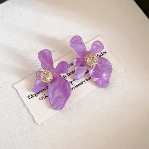 Orecchini a fiore in resina viola con zircone centrale scintillante e dettagli dorati