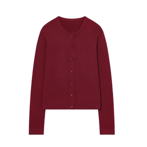 Gilet classique bordeaux à manches longues avec col rond et fermeture boutonnée