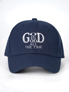 Dettaglio del ricamo 3D bianco God Is Good su un berretto in cotone blu navy