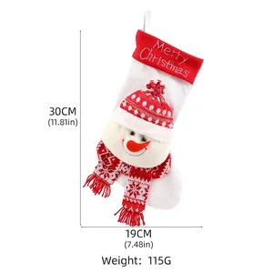 Chaussette de Noël avec poupée bonhomme de neige et texte Merry Christmas tricoté en rouge