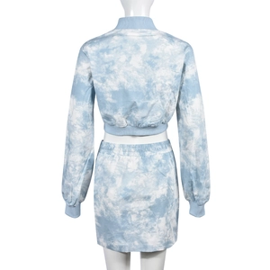 Vista posteriore del set giacca a maniche lunghe e minigonna tie-dye con motivo a nuvole blu
