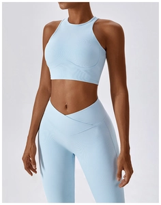 Détails de l'ensemble de yoga côtelé avec legging taille en V et crop top dos nu