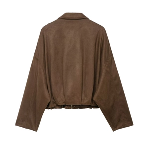 Détail du dos du blouson aviateur en daim marron avec ourlet côtelé et col rabattu