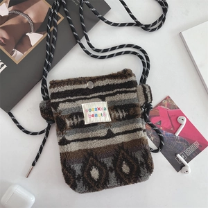 Sac bandoulière en peluche à pois arc-en-ciel avec accessoires de mode sur fond blanc