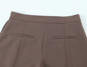 Vue détaillée du dos d'un pantalon marron avec coutures de taille et poches arrière