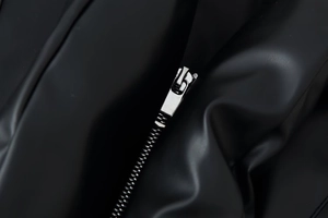 Vista macro dettagliata della texture in finta pelle nera e zip in metallo argento