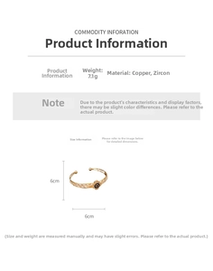 Dettaglio del bracciale a fiore dorato con zircone scuro e info sulla misura di 6cm