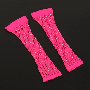 Neonpinke Netzhandschuhe mit funkelnden Strasssteinen auf schwarzem Hintergrund
