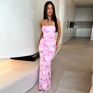 Abito a tubino sexy senza schienale con stampa marmorizzata rosa viola e silhouette lunga