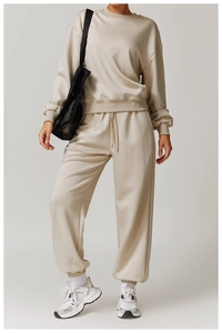 Detailansicht eines beigen zweiteiligen Lounge-Sets mit Jogginghose und Sweatshirt