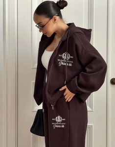 Détail de l'ensemble sweat à capuche marron foncé avec broderie et poignets côtelés