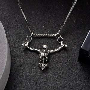 Gros plan détaillé d'un collier avec pendentif tête de mort argenté de style punk sombre