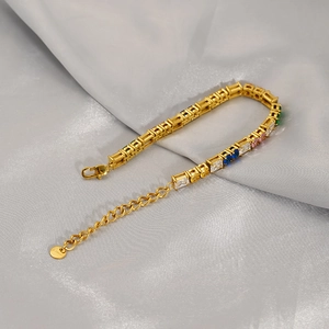 Nahaufnahme eines 18k vergoldeten Regenbogen-Tennisarmbands mit bunten Zirkon-Steinen