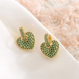 Boucles d'oreilles créoles dorées avec cœurs en zircon vert sur soie et pierre