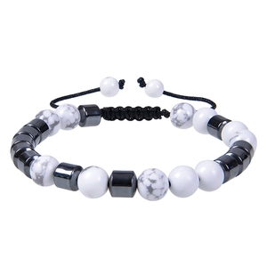 Detail van verstelbare kralenarmband met witte marmeren stenen en magnetische kralen