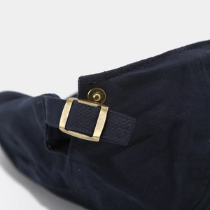 Vue détaillée d'une casquette en coton bleu marine avec boucle en métal réglable