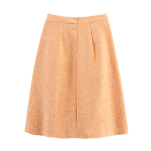 Détail de la fermeture éclair invisible sur cette mini-jupe trapèze en tweed orange