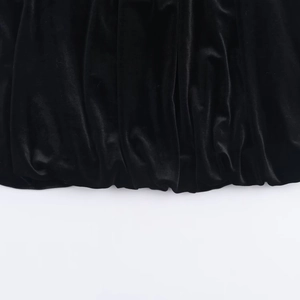 Nahaufnahme von schwarzem Samtstoff mit luxuriöser Textur und eleganten Faltendetails