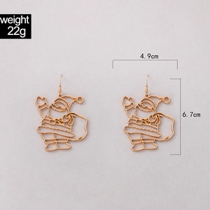 Détail de boucles d'oreilles Père Noël doré avec dimensions de 4,9cm par 6,7cm