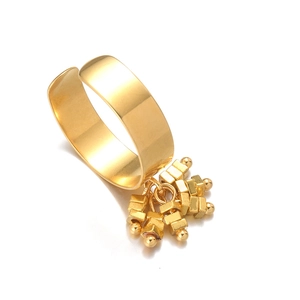 Bague large en acier inoxydable doré avec un pendentif à franges de perles et carrés